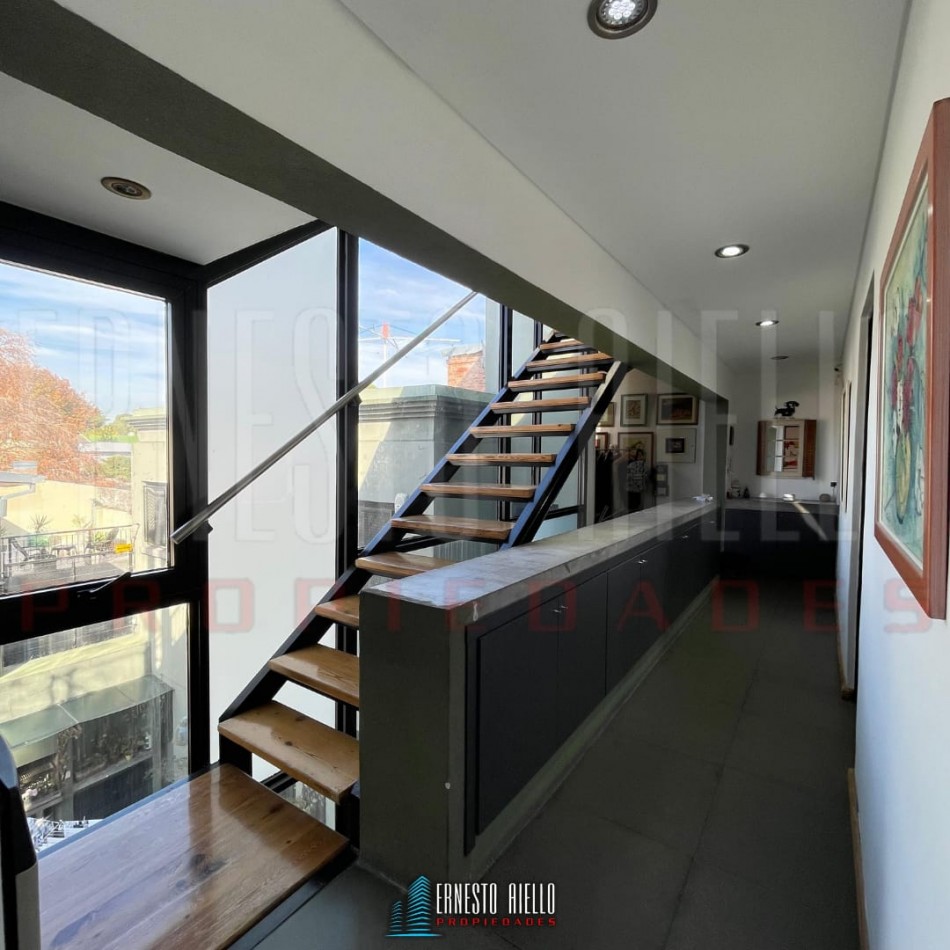 EXCELENTE PH DE 4 AMBIENTES CON PATIO, TERRAZA Y COCHERA PARA 3 AUTOS, QUILMES.