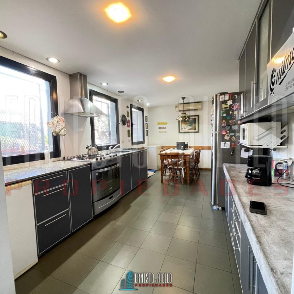 EXCELENTE PH DE 4 AMBIENTES CON PATIO, TERRAZA Y COCHERA PARA 3 AUTOS, QUILMES.