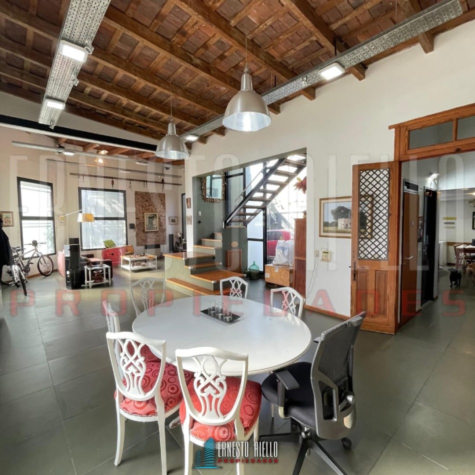 EXCELENTE PH DE 4 AMBIENTES CON PATIO, TERRAZA Y COCHERA PARA 3 AUTOS, QUILMES.