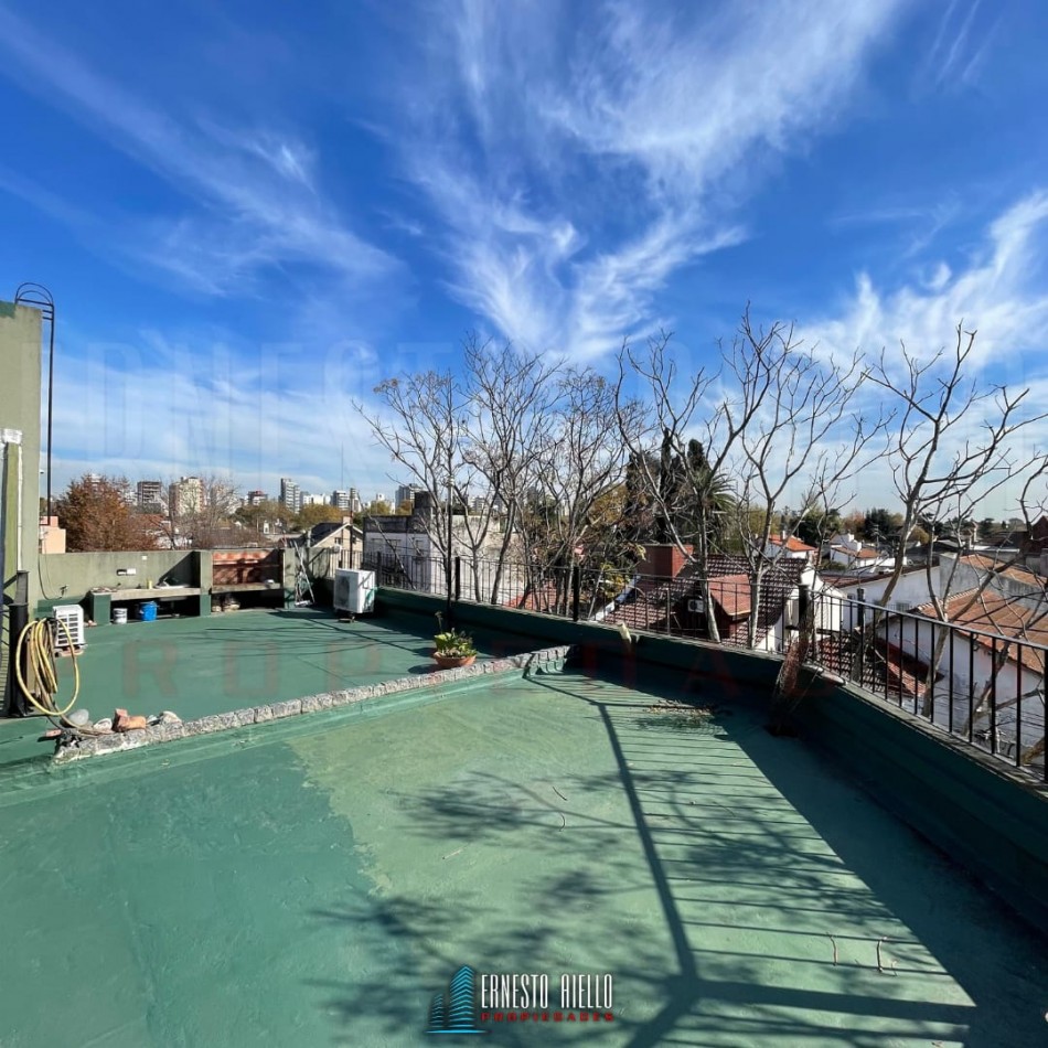 EXCELENTE PH DE 4 AMBIENTES CON PATIO, TERRAZA Y COCHERA PARA 3 AUTOS, QUILMES.