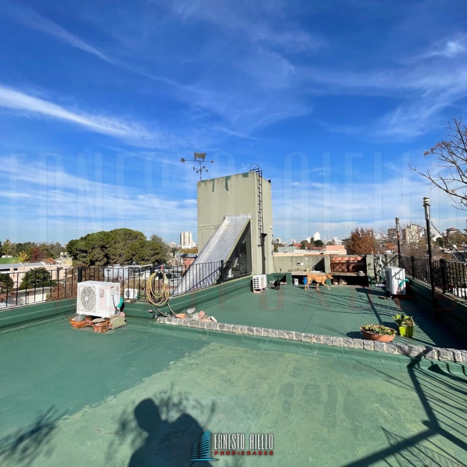 EXCELENTE PH DE 4 AMBIENTES CON PATIO, TERRAZA Y COCHERA PARA 3 AUTOS, QUILMES.