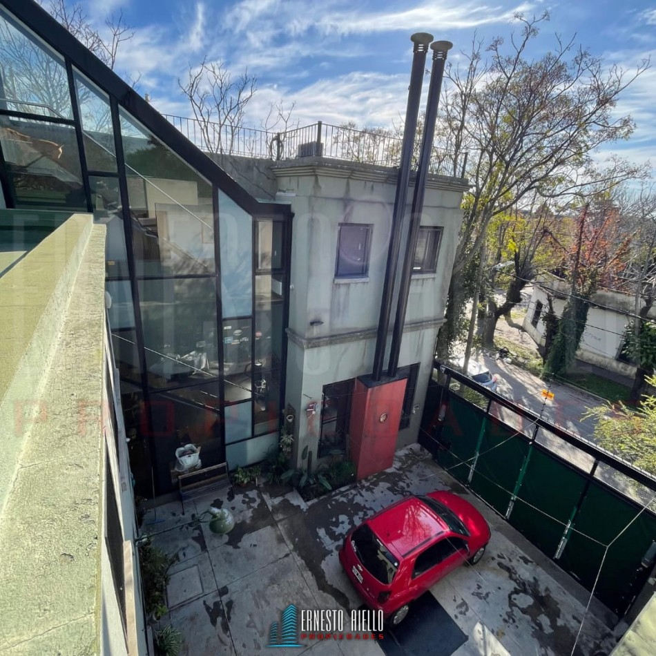 EXCELENTE PH DE 4 AMBIENTES CON PATIO, TERRAZA Y COCHERA PARA 3 AUTOS, QUILMES.