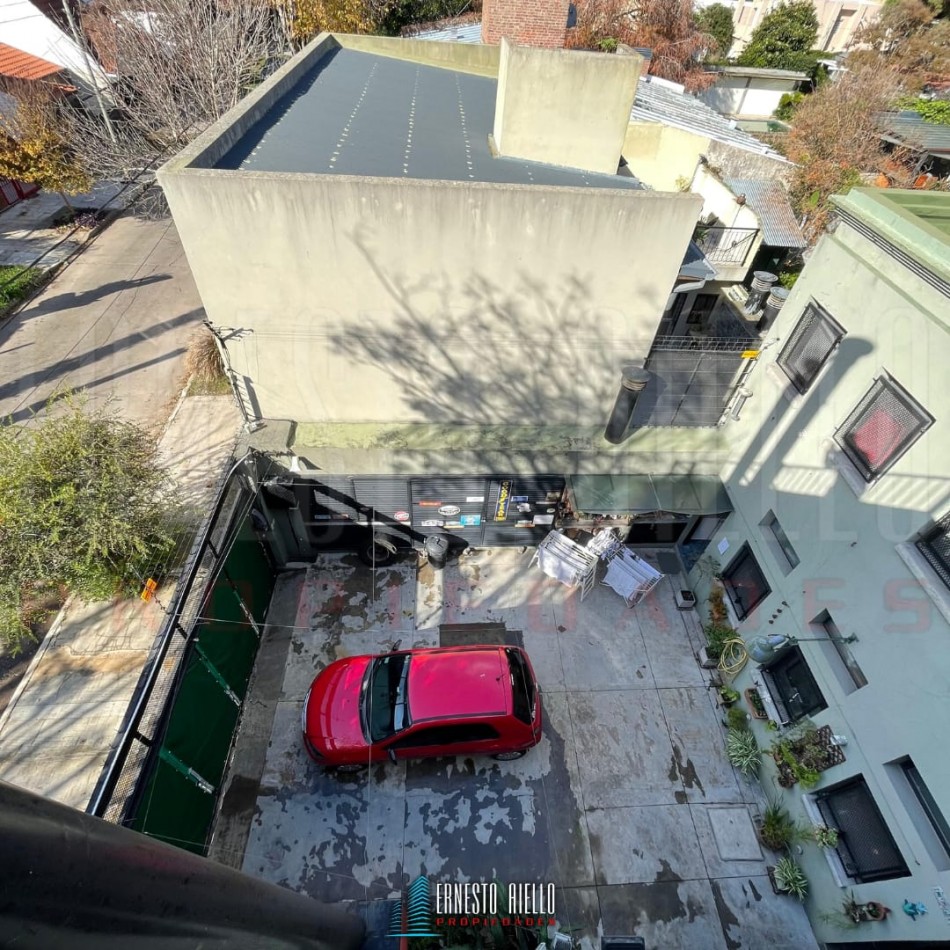 EXCELENTE PH DE 4 AMBIENTES CON PATIO, TERRAZA Y COCHERA PARA 3 AUTOS, QUILMES.