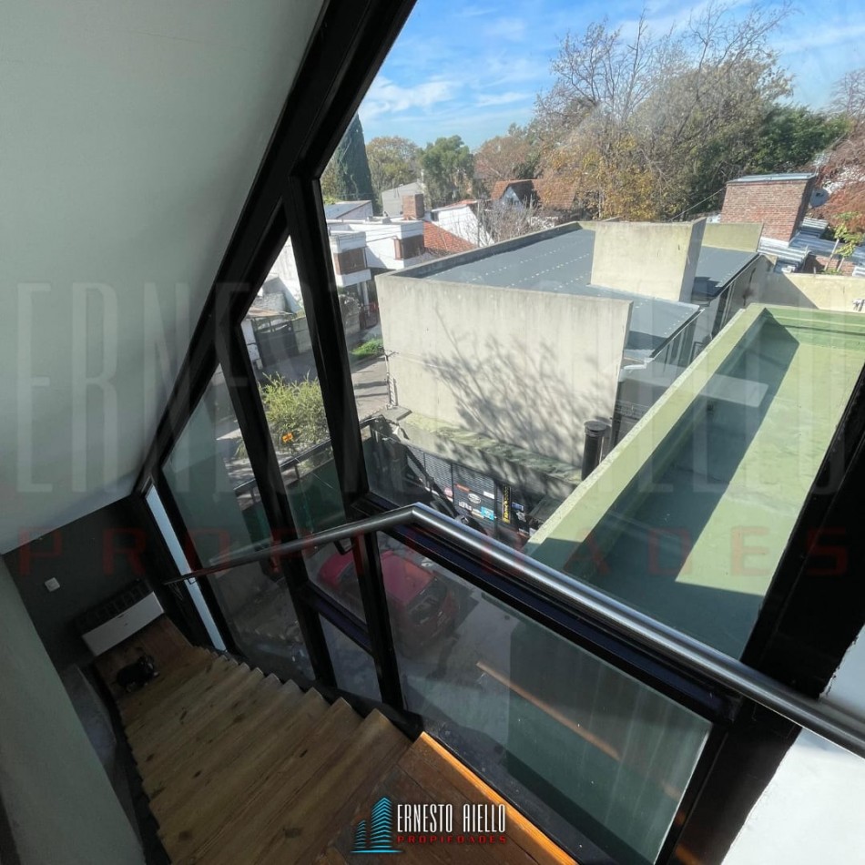 EXCELENTE PH DE 4 AMBIENTES CON PATIO, TERRAZA Y COCHERA PARA 3 AUTOS, QUILMES.