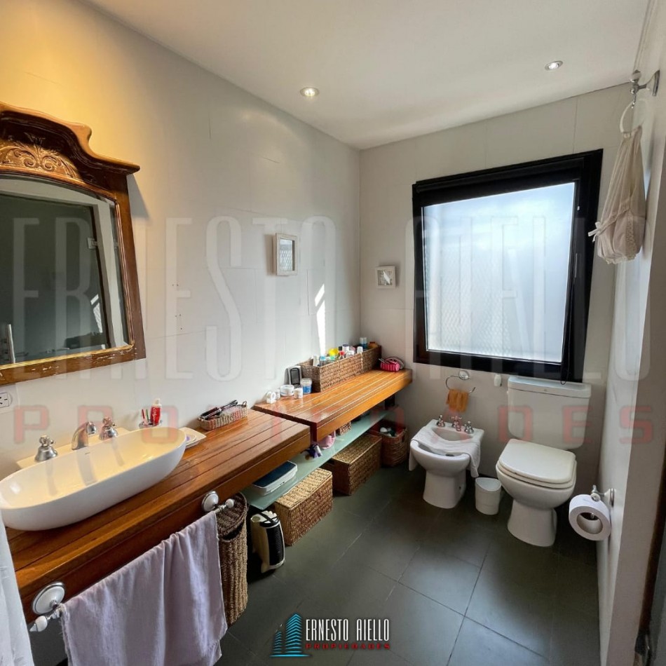 EXCELENTE PH DE 4 AMBIENTES CON PATIO, TERRAZA Y COCHERA PARA 3 AUTOS, QUILMES.