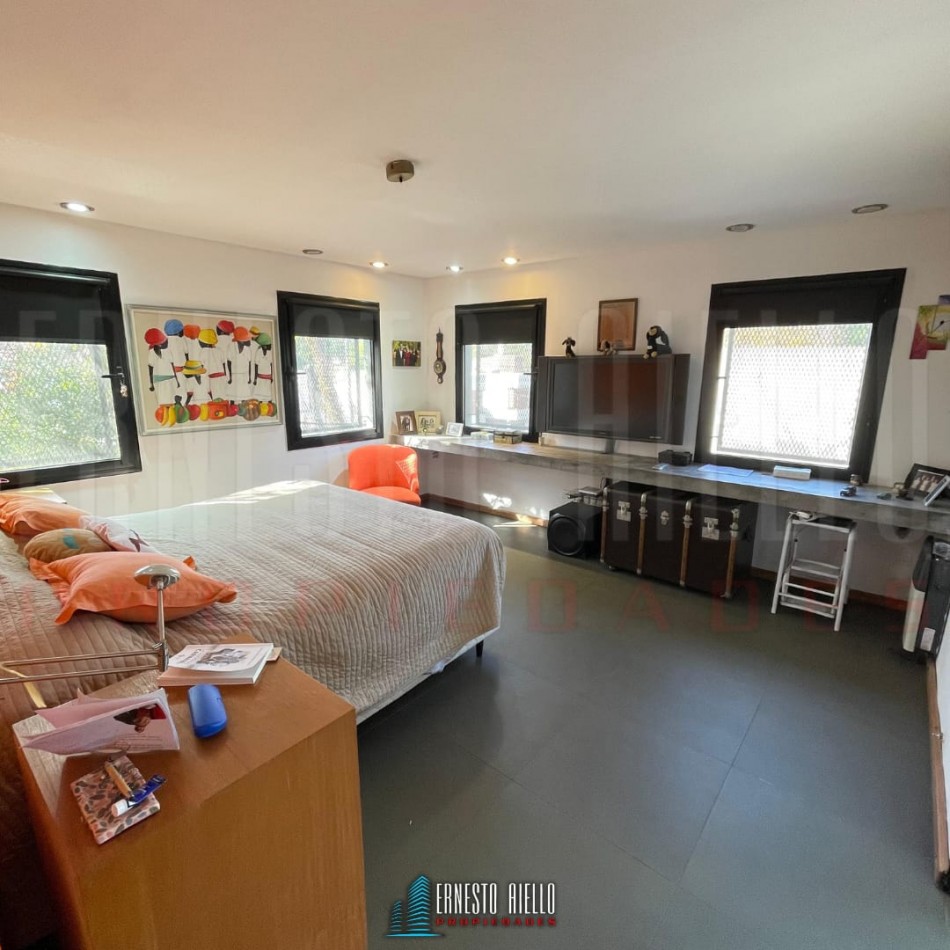 EXCELENTE PH DE 4 AMBIENTES CON PATIO, TERRAZA Y COCHERA PARA 3 AUTOS, QUILMES.