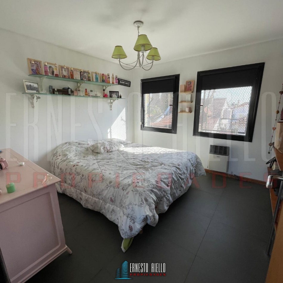 EXCELENTE PH DE 4 AMBIENTES CON PATIO, TERRAZA Y COCHERA PARA 3 AUTOS, QUILMES.