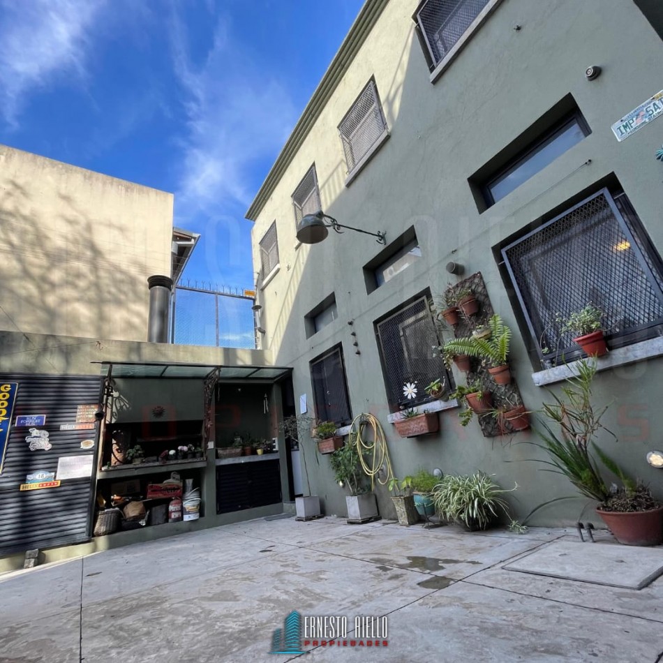 EXCELENTE PH DE 4 AMBIENTES CON PATIO, TERRAZA Y COCHERA PARA 3 AUTOS, QUILMES.