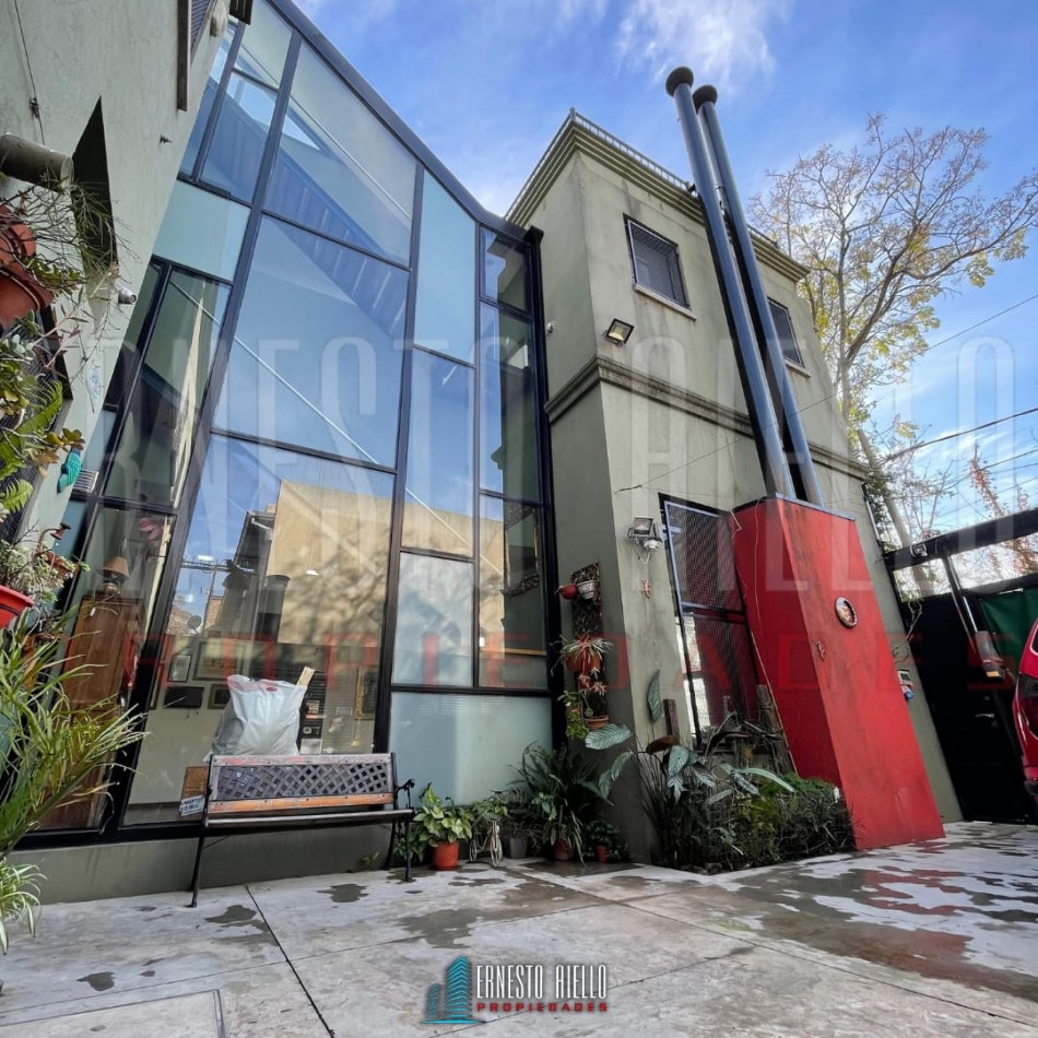 EXCELENTE PH DE 4 AMBIENTES CON PATIO, TERRAZA Y COCHERA PARA 3 AUTOS, QUILMES.