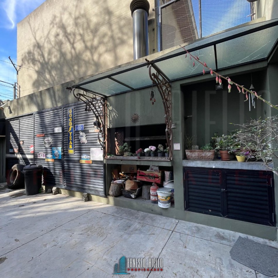 EXCELENTE PH DE 4 AMBIENTES CON PATIO, TERRAZA Y COCHERA PARA 3 AUTOS, QUILMES.