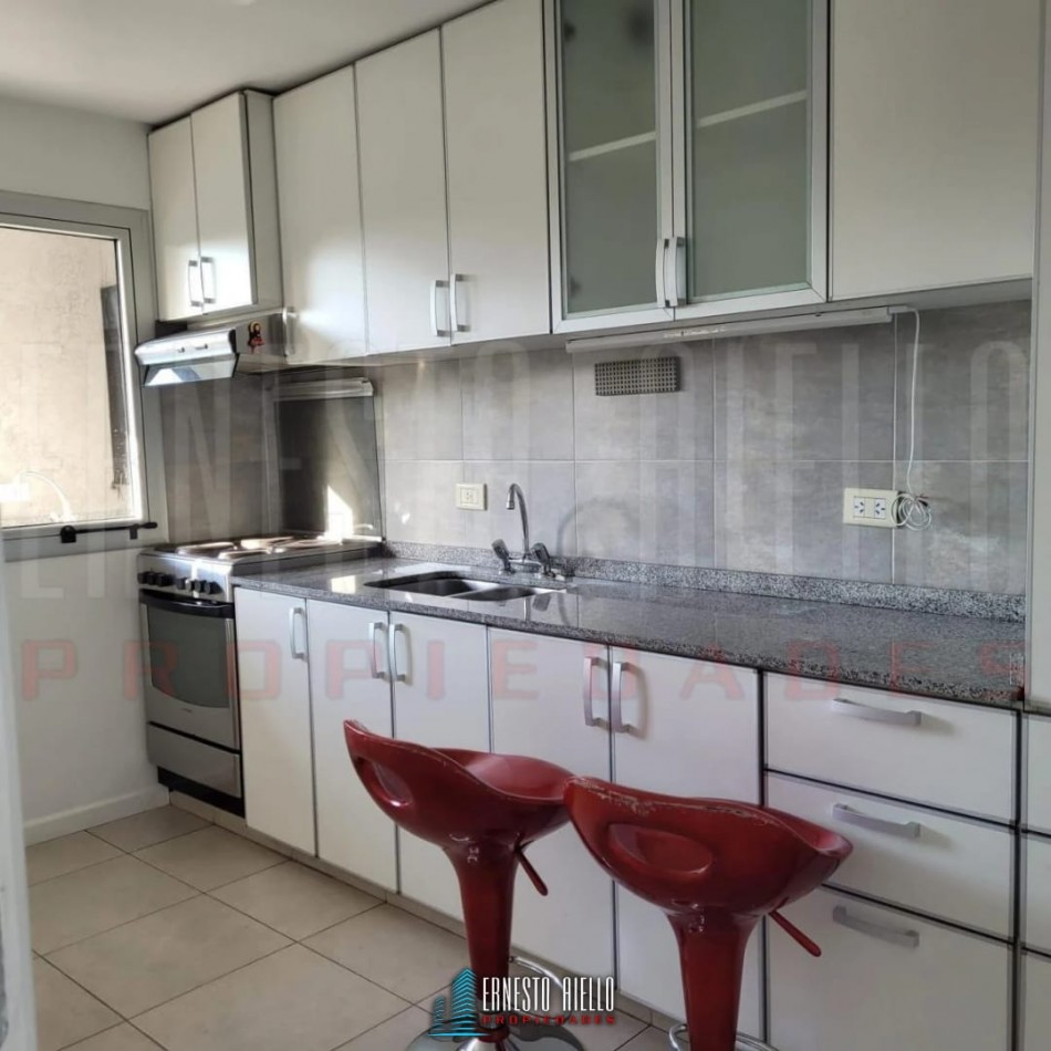 VENTA DEPARTAMENTO 2 AMBIENTES CON BALCON Y COCHERA, QUILMES CENTRO.