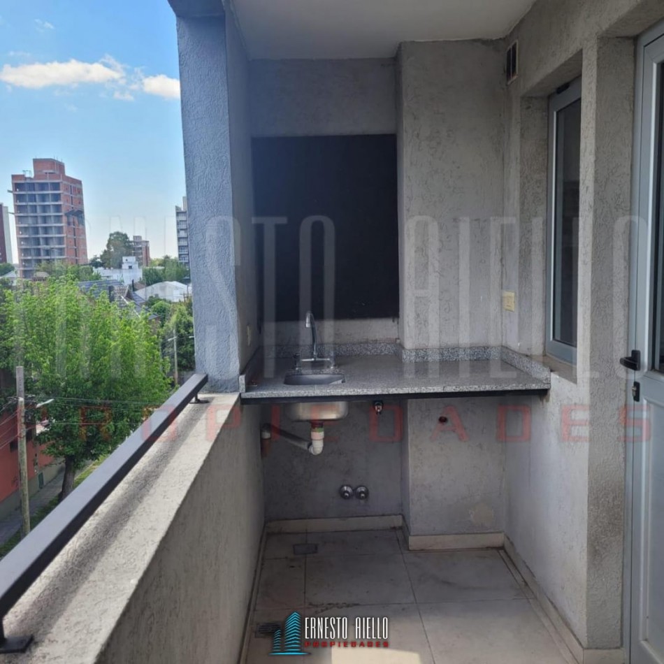 VENTA DEPARTAMENTO 2 AMBIENTES CON BALCON Y COCHERA, QUILMES CENTRO.