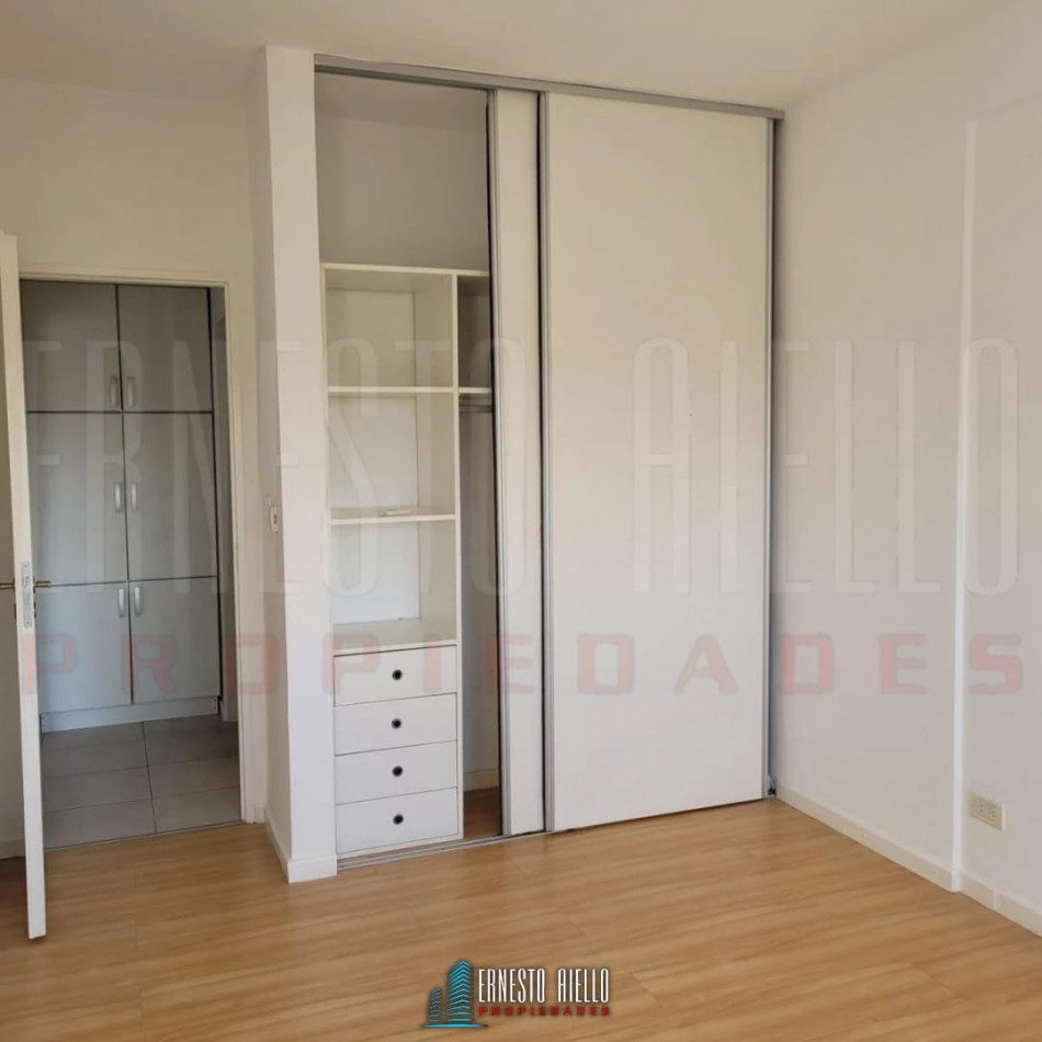 VENTA DEPARTAMENTO 2 AMBIENTES CON BALCON Y COCHERA, QUILMES CENTRO.