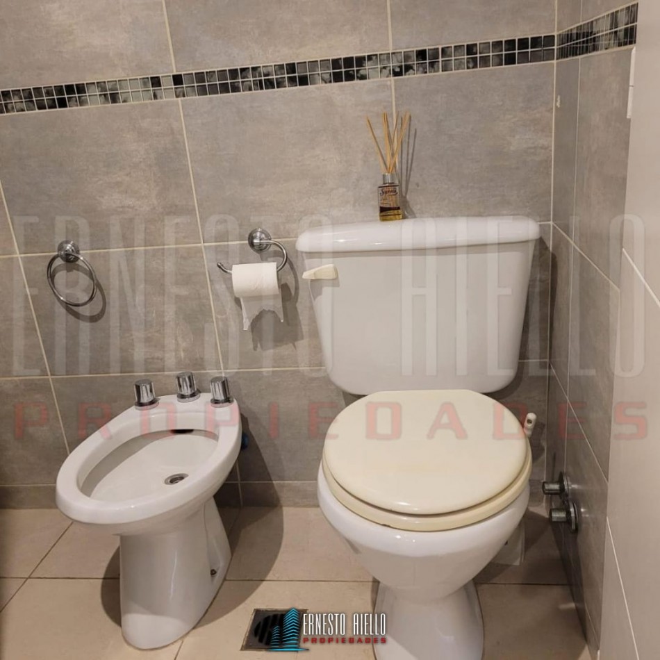 VENTA DEPARTAMENTO 2 AMBIENTES CON BALCON Y COCHERA, QUILMES CENTRO.