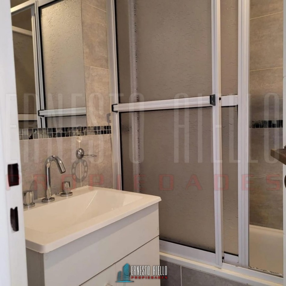 VENTA DEPARTAMENTO 2 AMBIENTES CON BALCON Y COCHERA, QUILMES CENTRO.