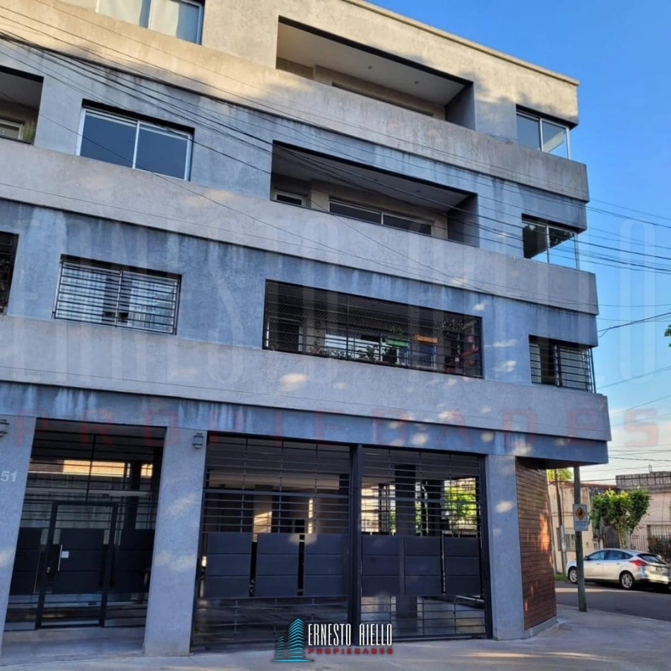 VENTA DEPARTAMENTO 2 AMBIENTES CON BALCON Y COCHERA, QUILMES CENTRO.