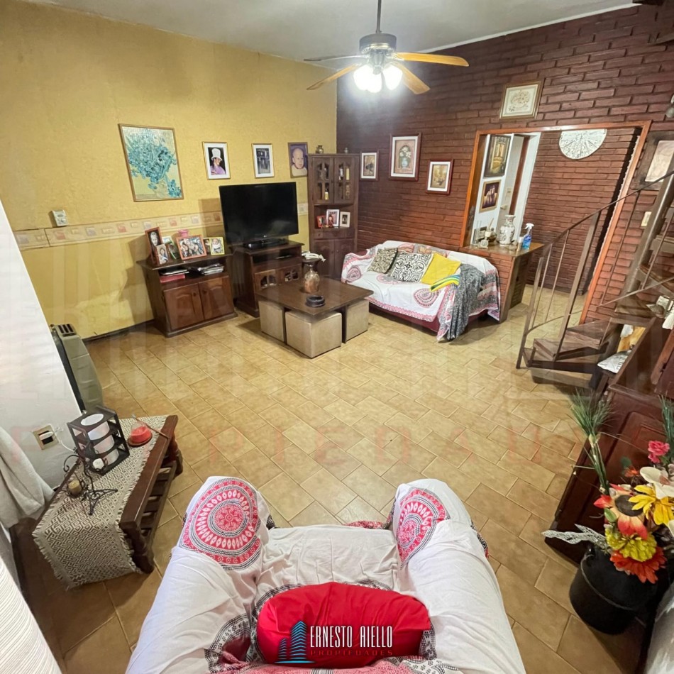 VENTA CASA 3 AMBIENTES CON GARAGE Y TERRAZA, QUILMES.