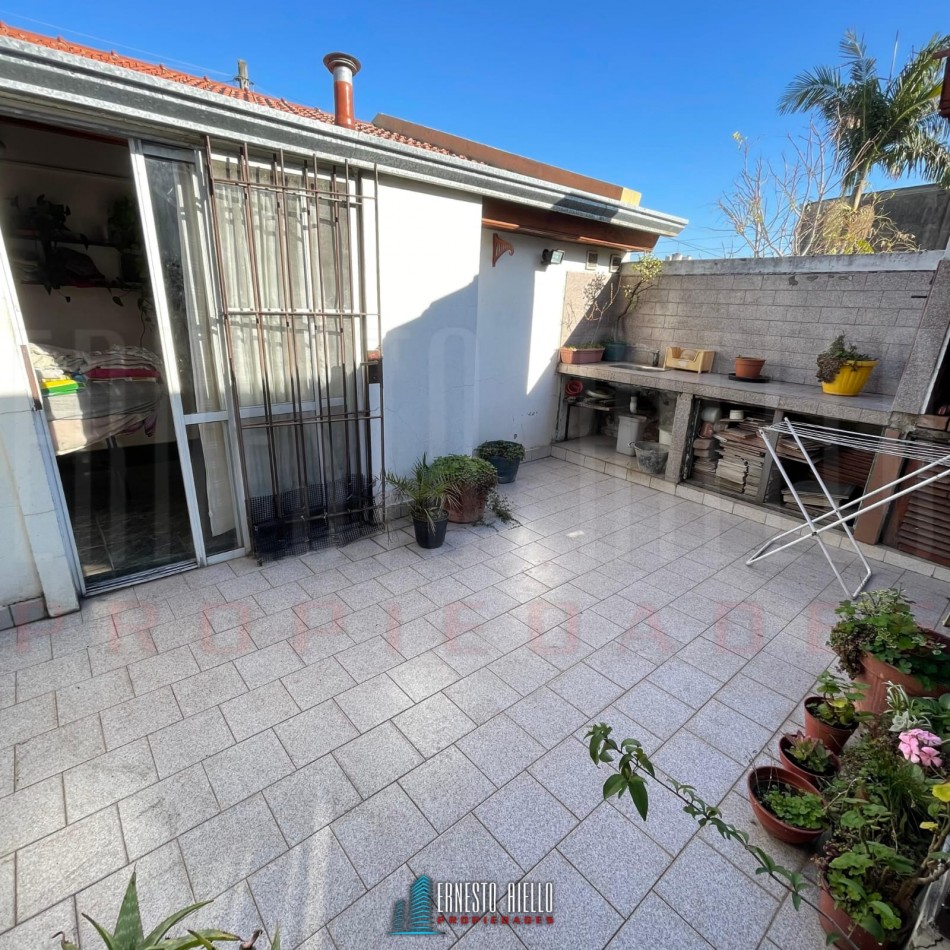 VENTA CASA 3 AMBIENTES CON GARAGE Y TERRAZA, QUILMES.