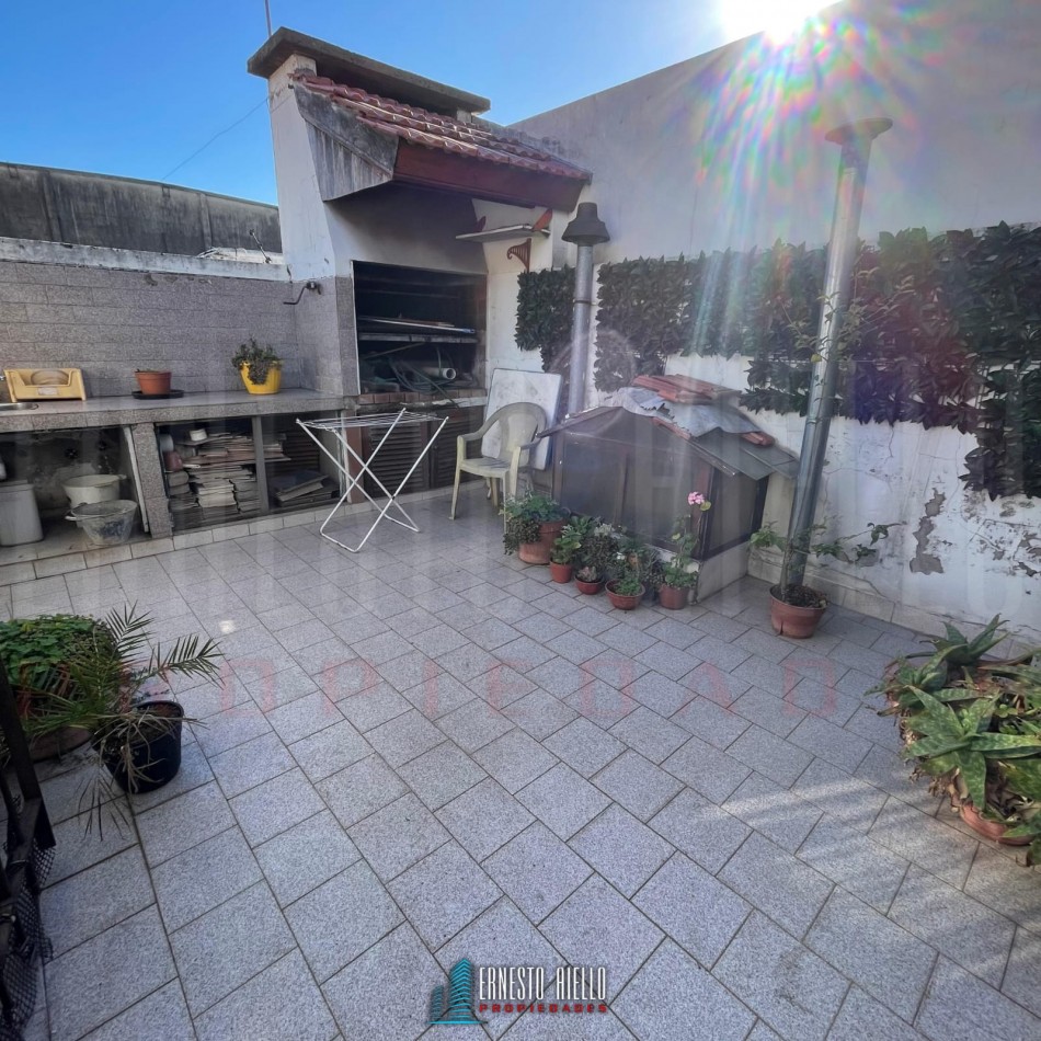 VENTA CASA 3 AMBIENTES CON GARAGE Y TERRAZA, QUILMES.