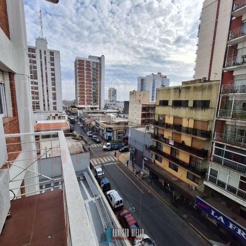 ALQUILER DEPARTAMENTO 2 AMBIENTES CON BALCON, COCHERA Y BAULERA, QUILMES CENTRO.