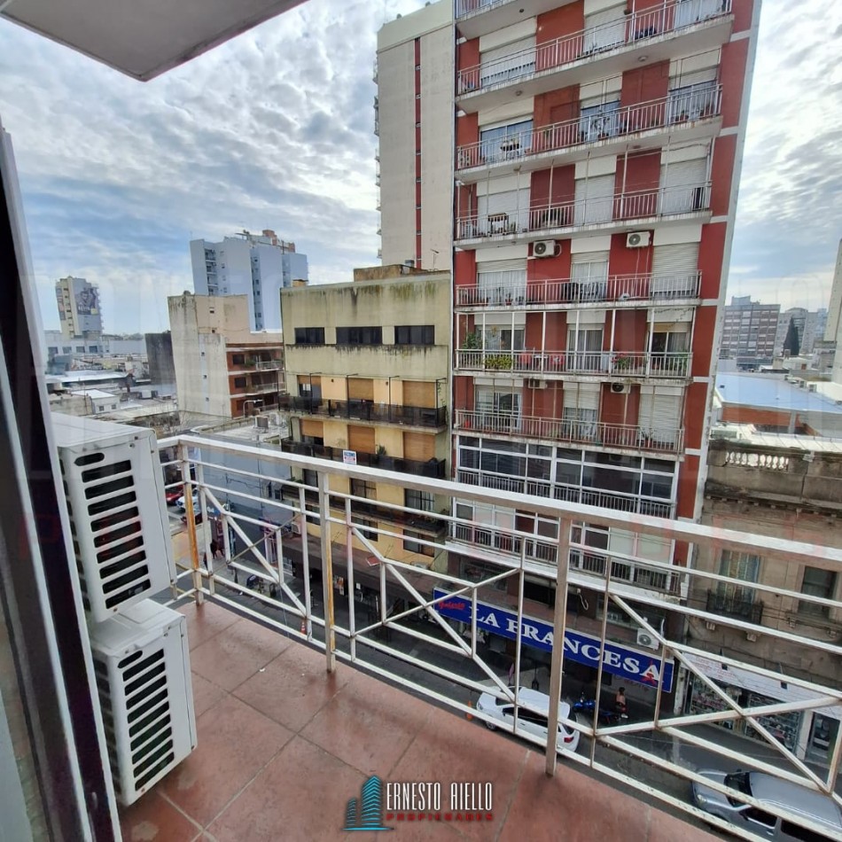ALQUILER DEPARTAMENTO 2 AMBIENTES CON BALCON, COCHERA Y BAULERA, QUILMES CENTRO.
