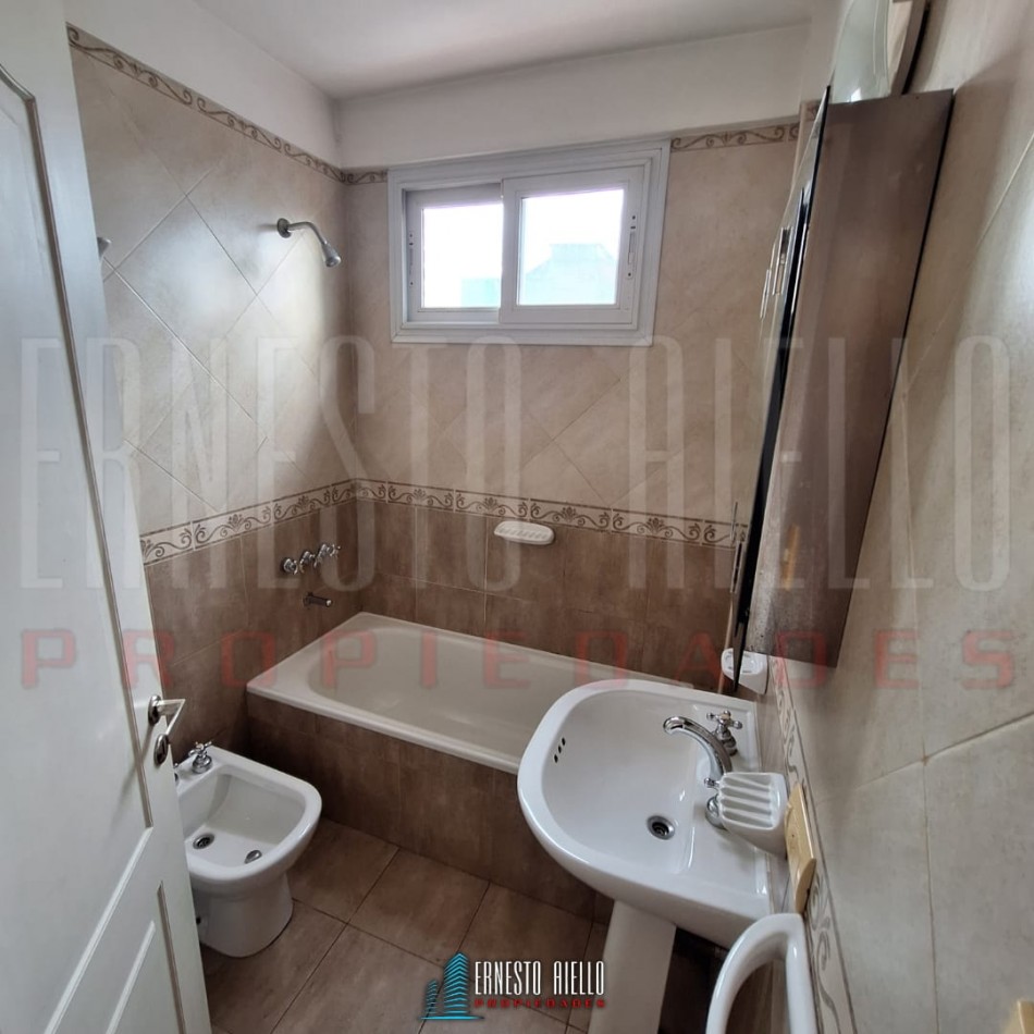 ALQUILER DEPARTAMENTO 2 AMBIENTES CON BALCON, COCHERA Y BAULERA, QUILMES CENTRO.