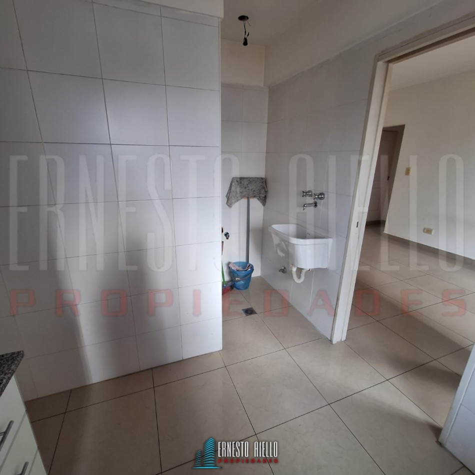 ALQUILER DEPARTAMENTO 2 AMBIENTES CON BALCON, COCHERA Y BAULERA, QUILMES CENTRO.