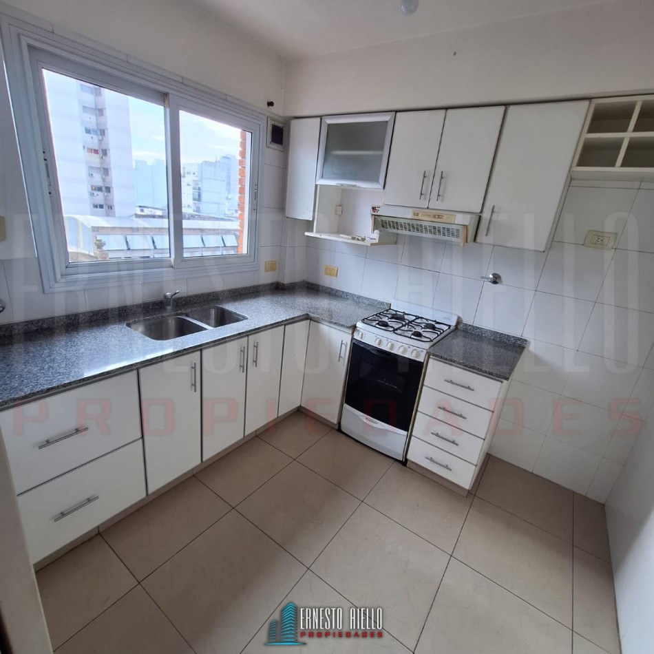 ALQUILER DEPARTAMENTO 2 AMBIENTES CON BALCON, COCHERA Y BAULERA, QUILMES CENTRO.