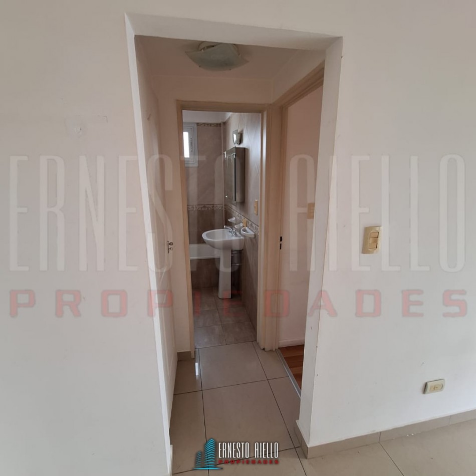 ALQUILER DEPARTAMENTO 2 AMBIENTES CON BALCON, COCHERA Y BAULERA, QUILMES CENTRO.