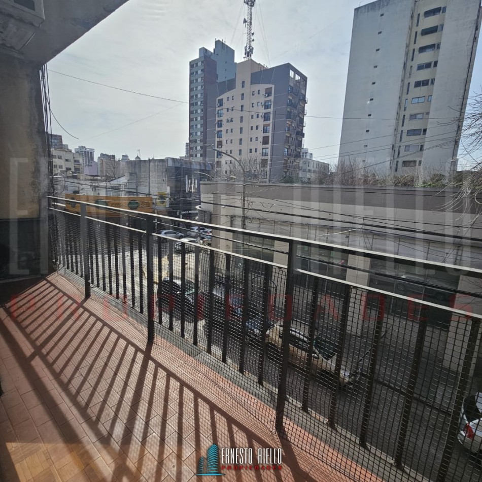 VENTA DEPARTAMENTO 2 AMBIENTES CON BALCON, QUILMES CENTRO.