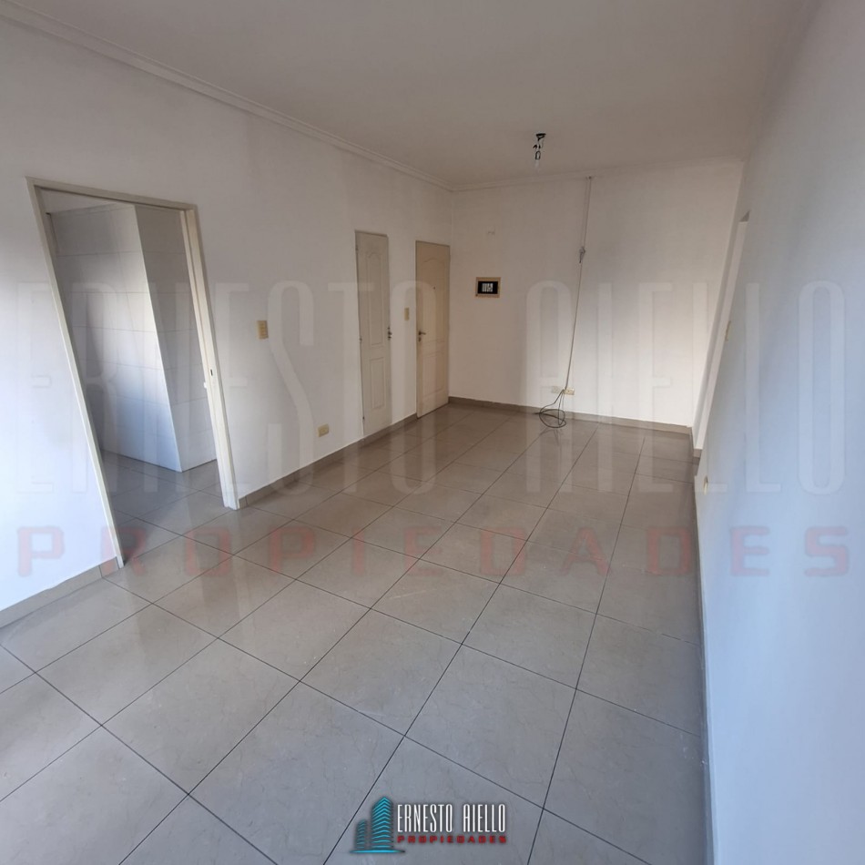 ALQUILER DEPARTAMENTO 2 AMBIENTES CON BALCON, COCHERA Y BAULERA, QUILMES CENTRO.