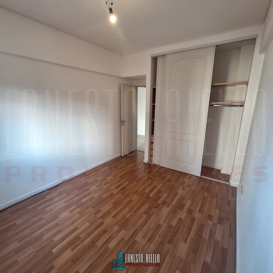 ALQUILER DEPARTAMENTO 2 AMBIENTES CON BALCON, COCHERA Y BAULERA, QUILMES CENTRO.