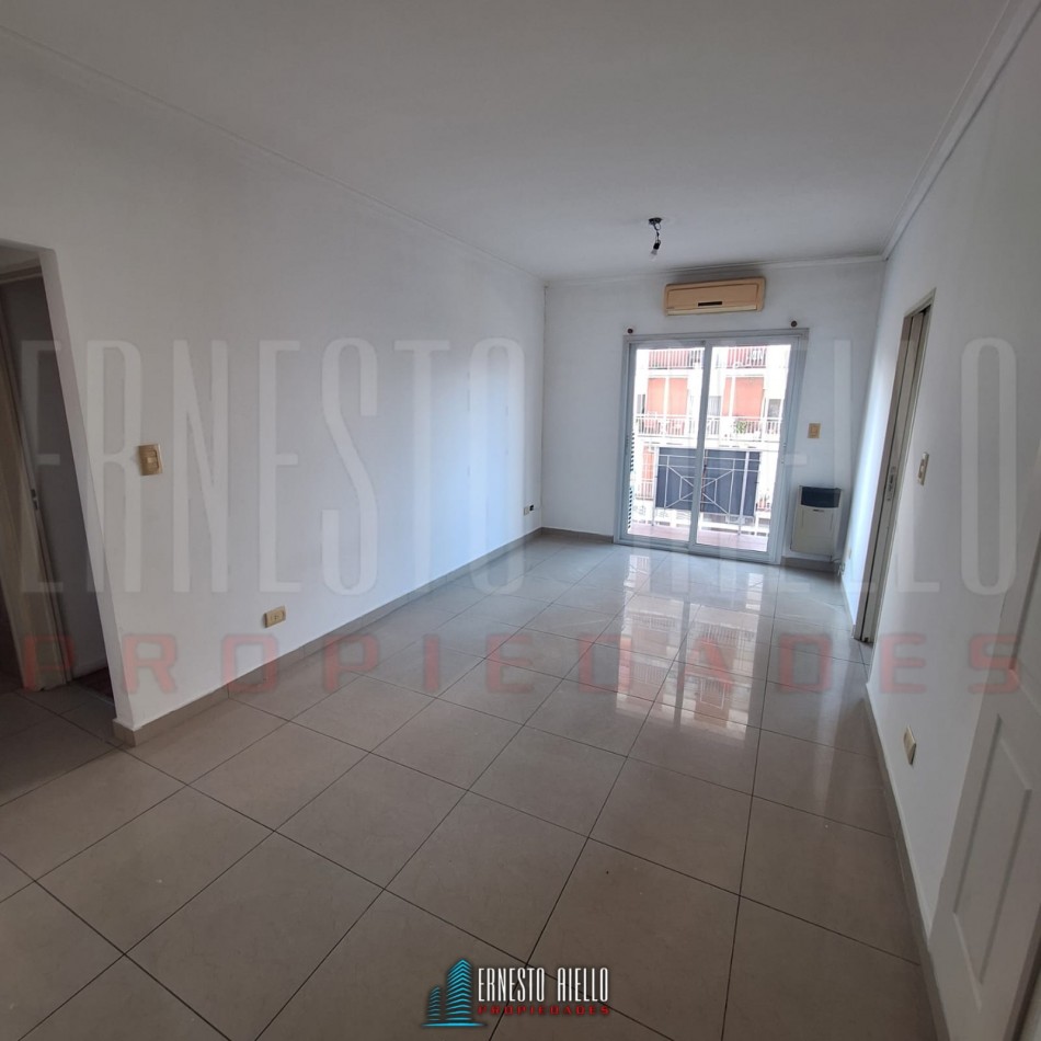 ALQUILER DEPARTAMENTO 2 AMBIENTES CON BALCON, COCHERA Y BAULERA, QUILMES CENTRO.