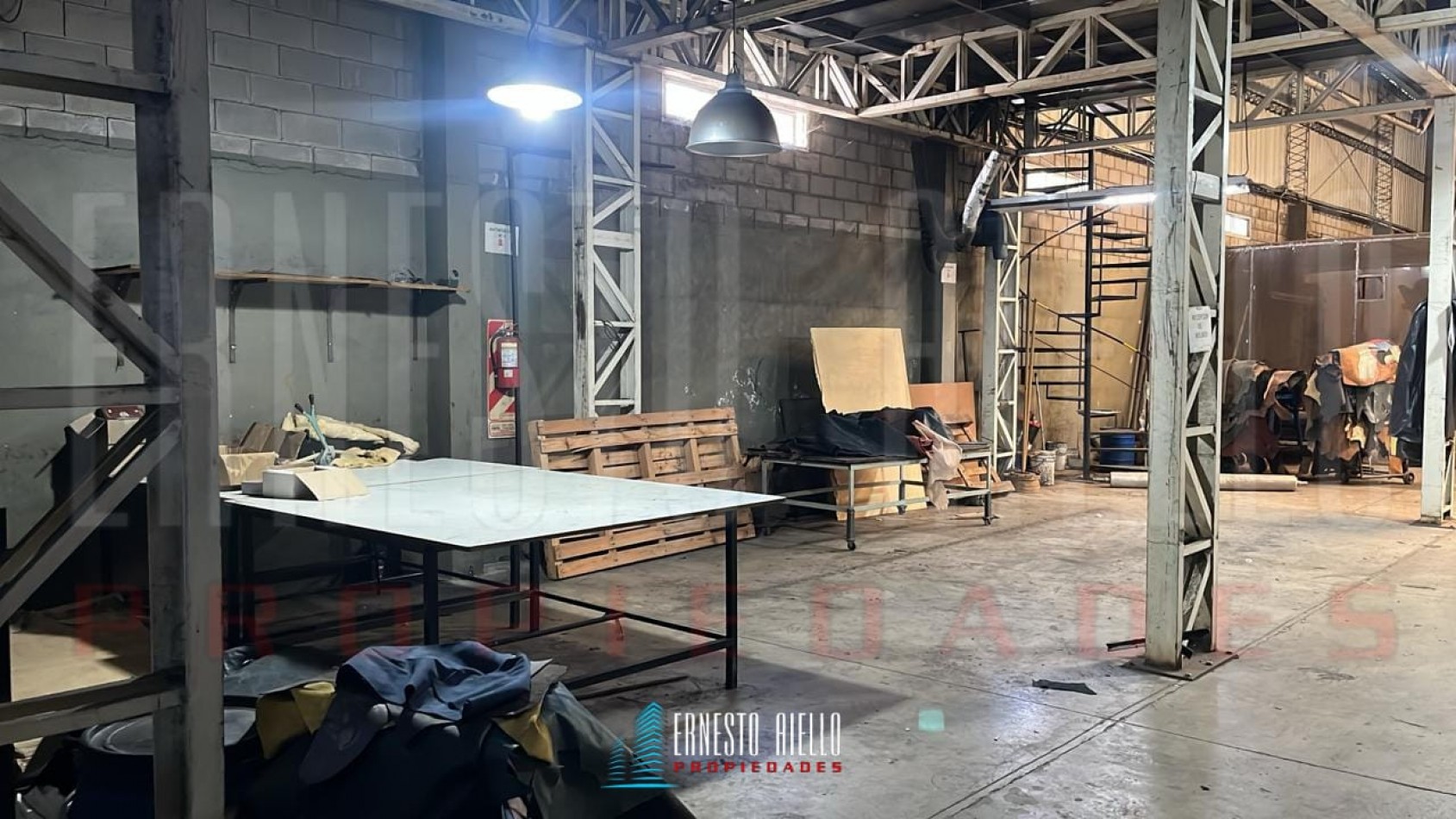 VENTA GALPON DE 800 MTS2 EN WILDE.