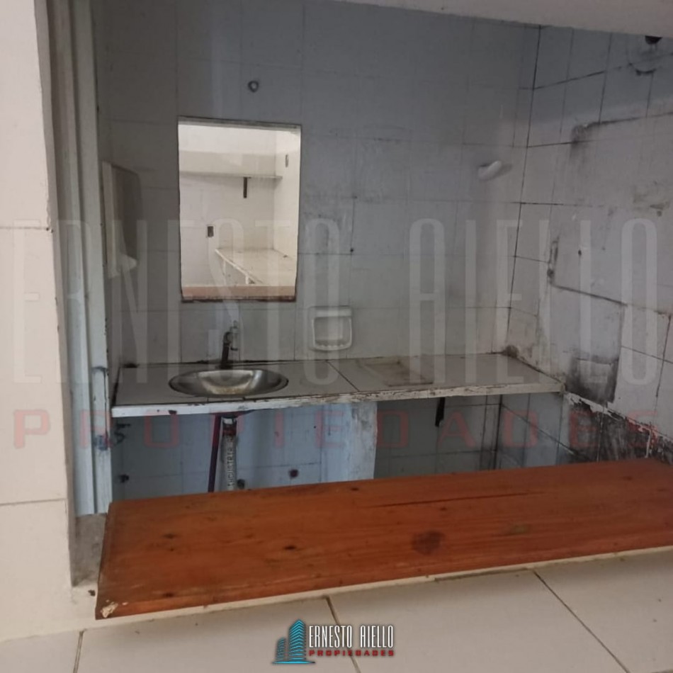 VENTA DE INMUEBLE COMERCIAL EX POLICLINICA HABILITADA. ENTRADA Y SALIDA POR AV. MITRE Y CALLE SARMIENTO. EZPELETA ESTE