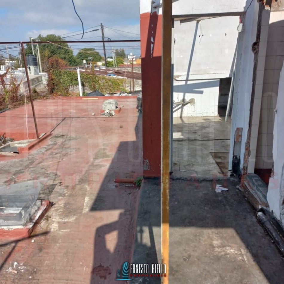 VENTA DE INMUEBLE COMERCIAL EX POLICLINICA HABILITADA. ENTRADA Y SALIDA POR AV. MITRE Y CALLE SARMIENTO. EZPELETA ESTE