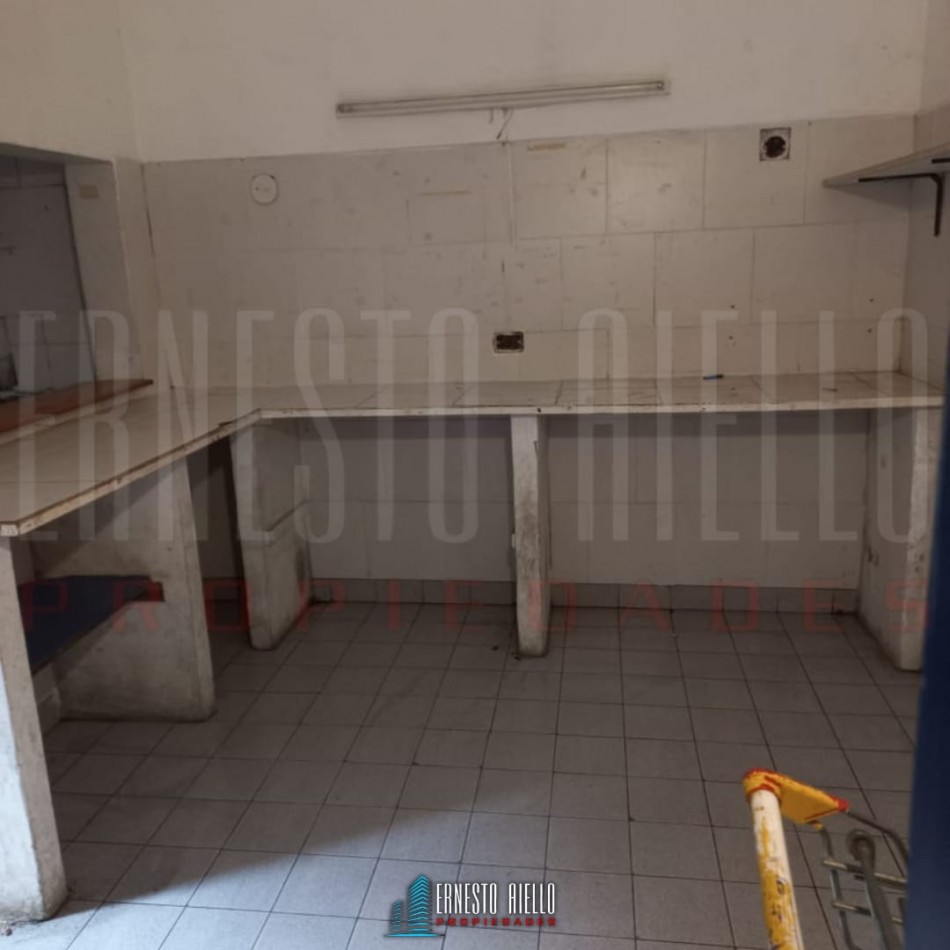 VENTA DE INMUEBLE COMERCIAL EX POLICLINICA HABILITADA. ENTRADA Y SALIDA POR AV. MITRE Y CALLE SARMIENTO. EZPELETA ESTE