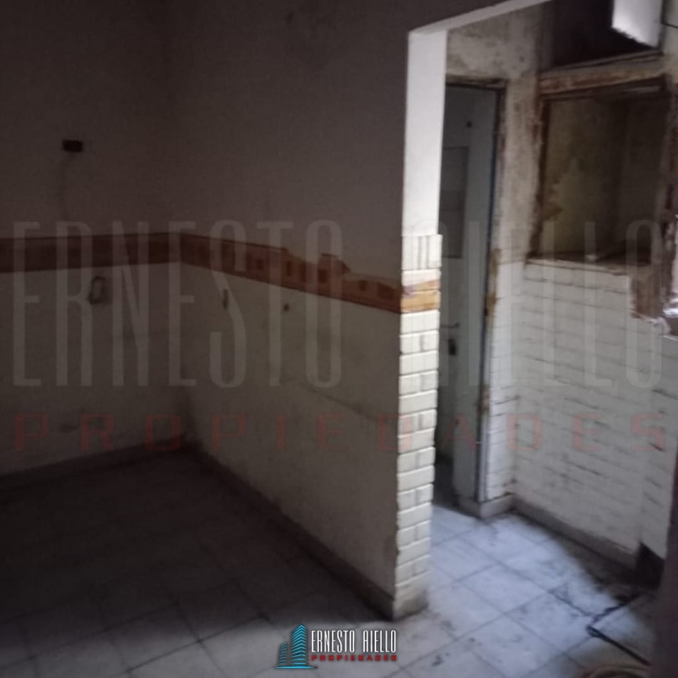 VENTA DE INMUEBLE COMERCIAL EX POLICLINICA HABILITADA. ENTRADA Y SALIDA POR AV. MITRE Y CALLE SARMIENTO. EZPELETA ESTE