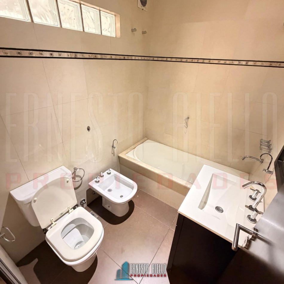 Alquiler excelente piso 4 amb en Olavarria 107. Quilmes centro.