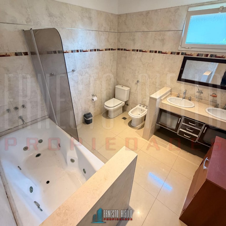 ALQUILER CASA DE 5 AMBIENTES. BARRIO LOS TRONCOS, BERAZATEGUI.