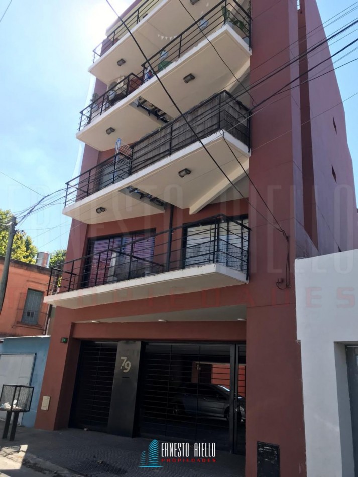 VENTA DEPARTAMENTO 2 AMBIENTES CON COCHERA CUBIERTA Y BALCON. BERNAL ESTE.