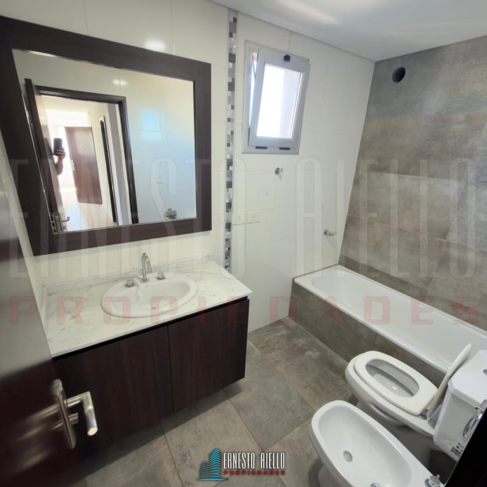 ¡ALQUILER DEPTO TRES AMBIENTES CON BALCON Y COCHERA EN SUBSUELO, QUILMES CENTRO!