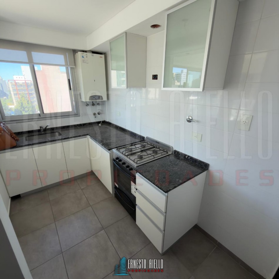 ¡ALQUILER DEPTO TRES AMBIENTES CON BALCON Y COCHERA EN SUBSUELO, QUILMES CENTRO!