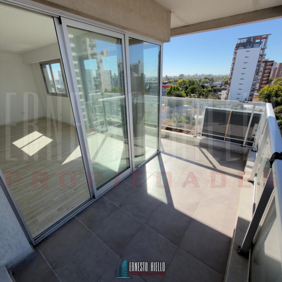 ¡ALQUILER DEPTO TRES AMBIENTES CON BALCON Y COCHERA EN SUBSUELO, QUILMES CENTRO!