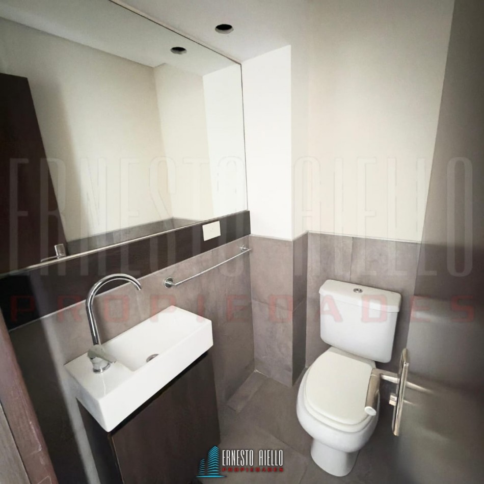 ¡ALQUILER DEPTO TRES AMBIENTES CON BALCON Y COCHERA EN SUBSUELO, QUILMES CENTRO!