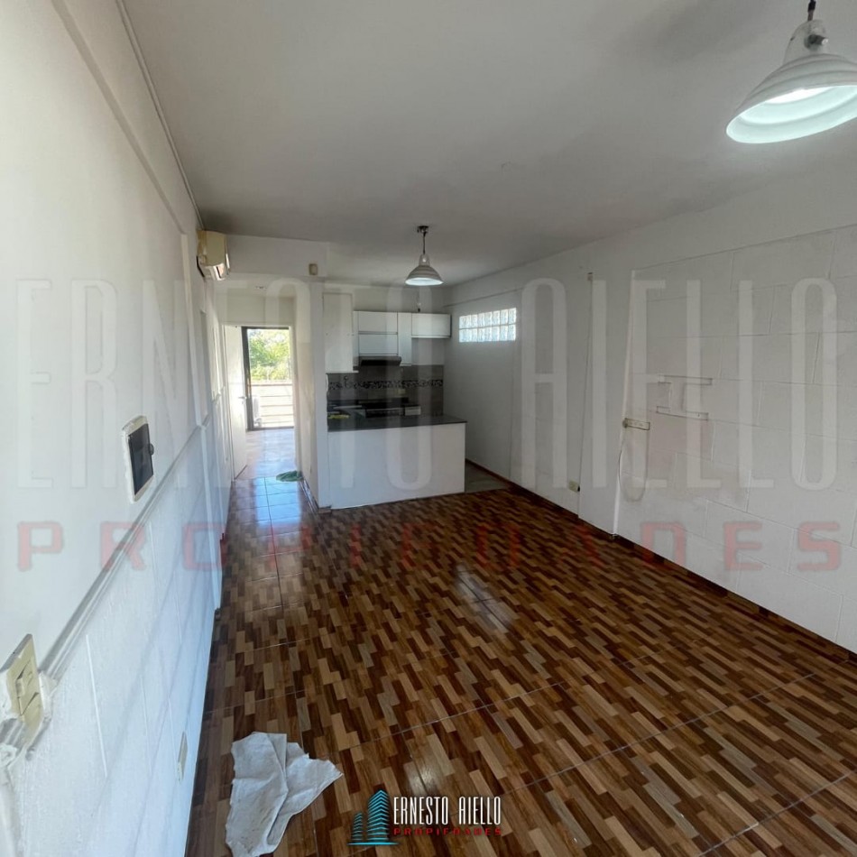 VENTA DEPARTAMENTO 2 AMBIENTES CON COCHERA CUBIERTA Y BALCON. BERNAL ESTE.