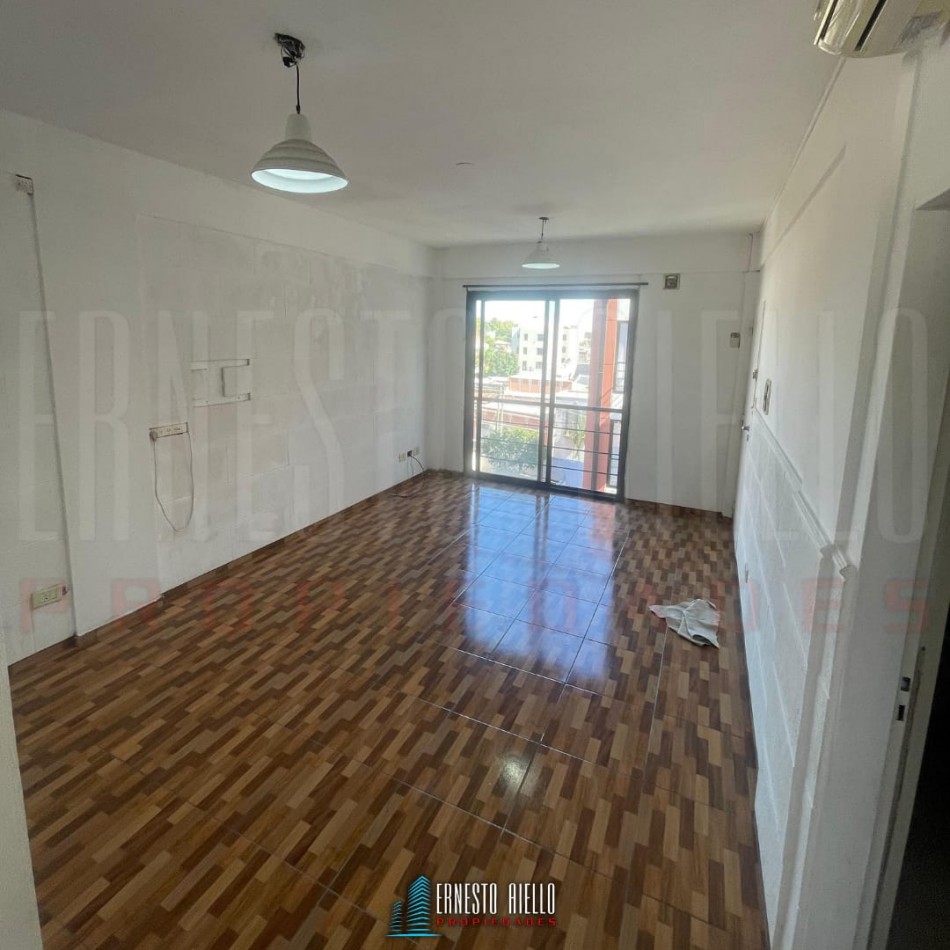 VENTA DEPARTAMENTO 2 AMBIENTES CON COCHERA CUBIERTA Y BALCON. BERNAL ESTE.