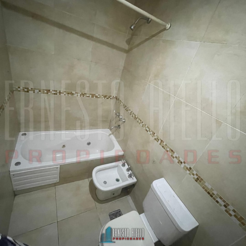 VENTA DEPARTAMENTO 2 AMBIENTES CON COCHERA CUBIERTA Y BALCON. BERNAL ESTE.