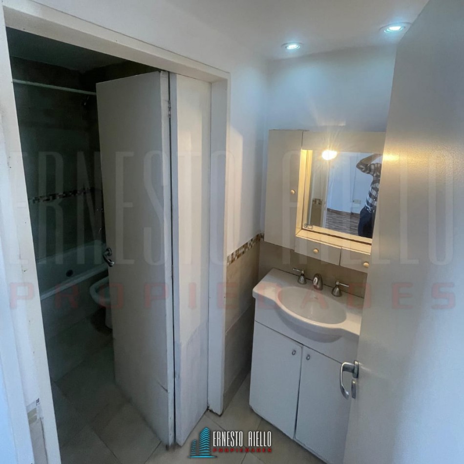 VENTA DEPARTAMENTO 2 AMBIENTES CON COCHERA CUBIERTA Y BALCON. BERNAL ESTE.