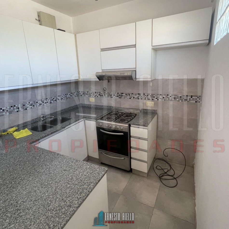 VENTA DEPARTAMENTO 2 AMBIENTES CON COCHERA CUBIERTA Y BALCON. BERNAL ESTE.